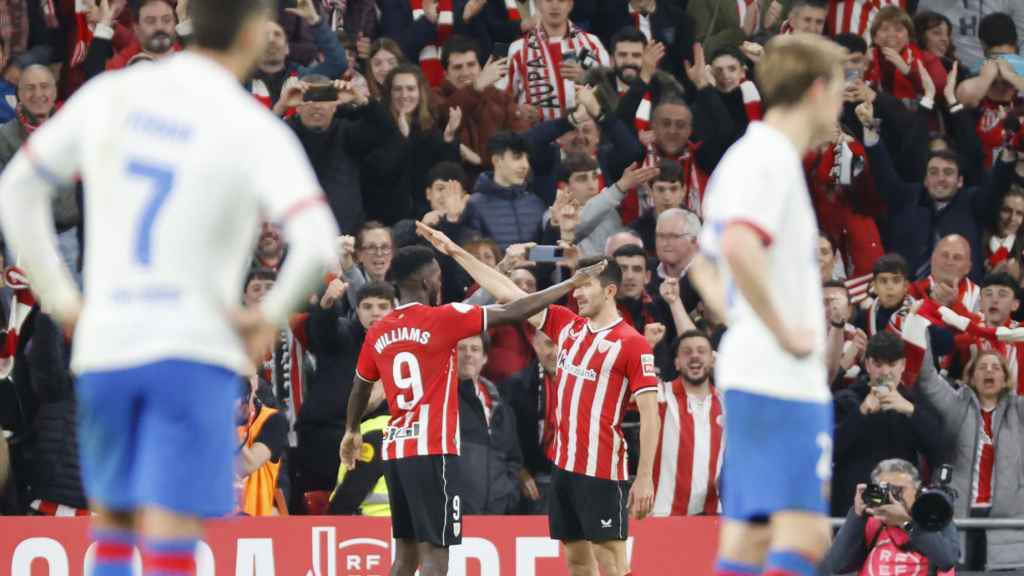 Ferran y De Jong, cabizbajos, tras el tercer gol del Athletic