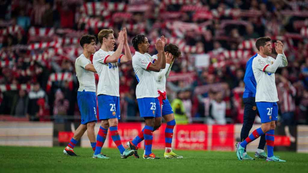 Los jugadores del Barça aplauden a los aficionados que estuvieron en San Mames