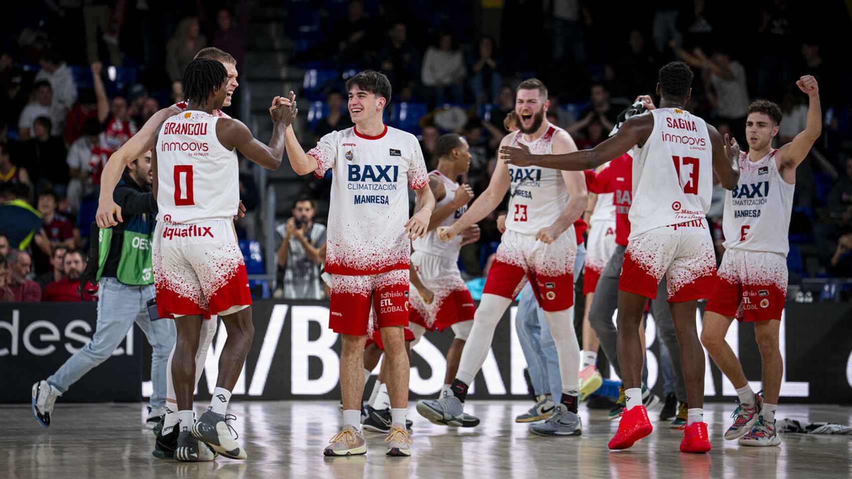 El BAXI Manresa festeja la victoria contra el Barça de basket en la ACB
