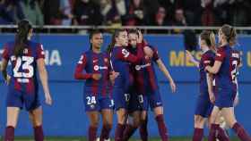 Las jugadoras del Barça Femenino abrazan a Hansen tras anotar un gol al Eintracht