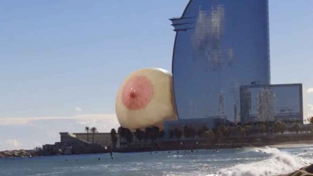 Campaña de Elvie de un globo en forma de pecho en la playa de San Sebastián de Barcelona. Imagen generada por tecnología CGI
