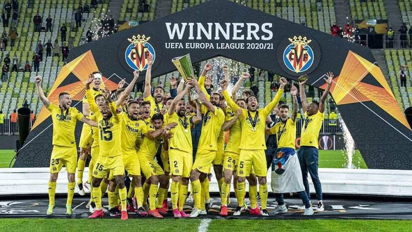 Los jugadores del Villarreal levantan el trofeo de Europa League conquistado en 2021