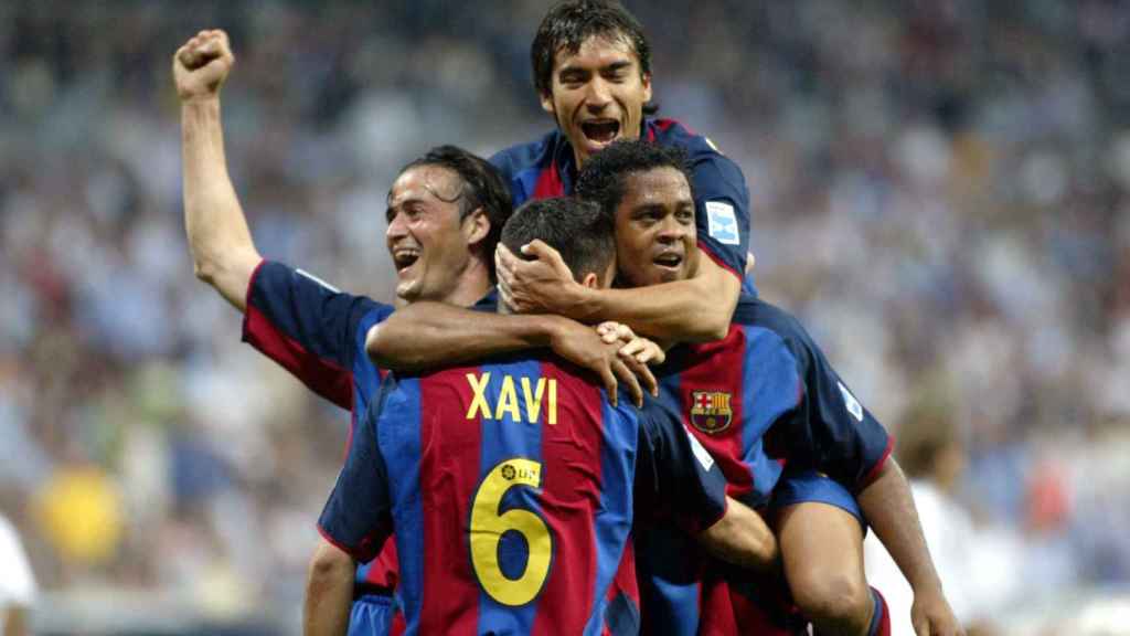 Luis Enrique, Patrick Kluivert, Xavi Hernández y Oleguer Presas celebran un gol del Barça en la temporada 2003-04