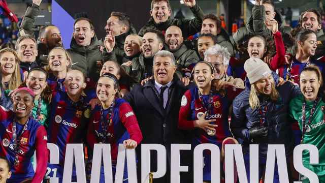 Laporta, junto a las jugadoras del Barça Femenino, celebrando la Supercopa