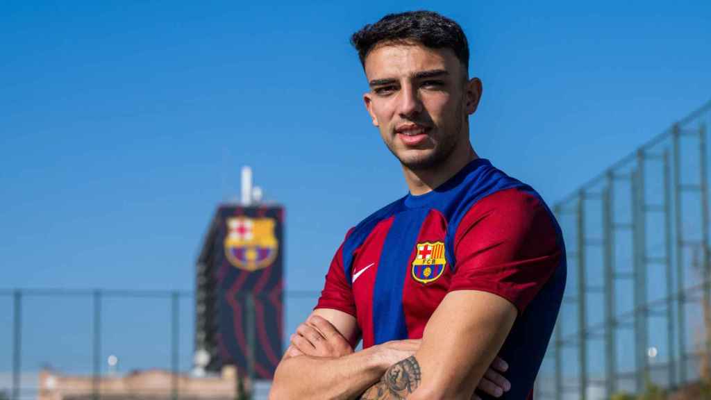 Naim García posa con la camiseta del Barça B