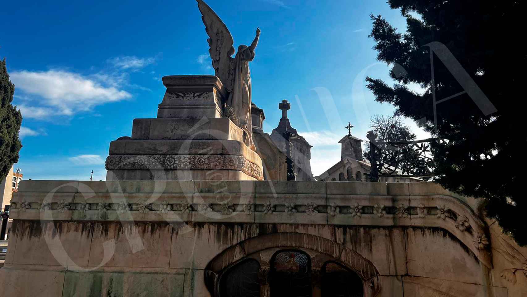 Estado en el que ha quedado el panteón de la familia Coromina en el cementerio de Montjuïc
