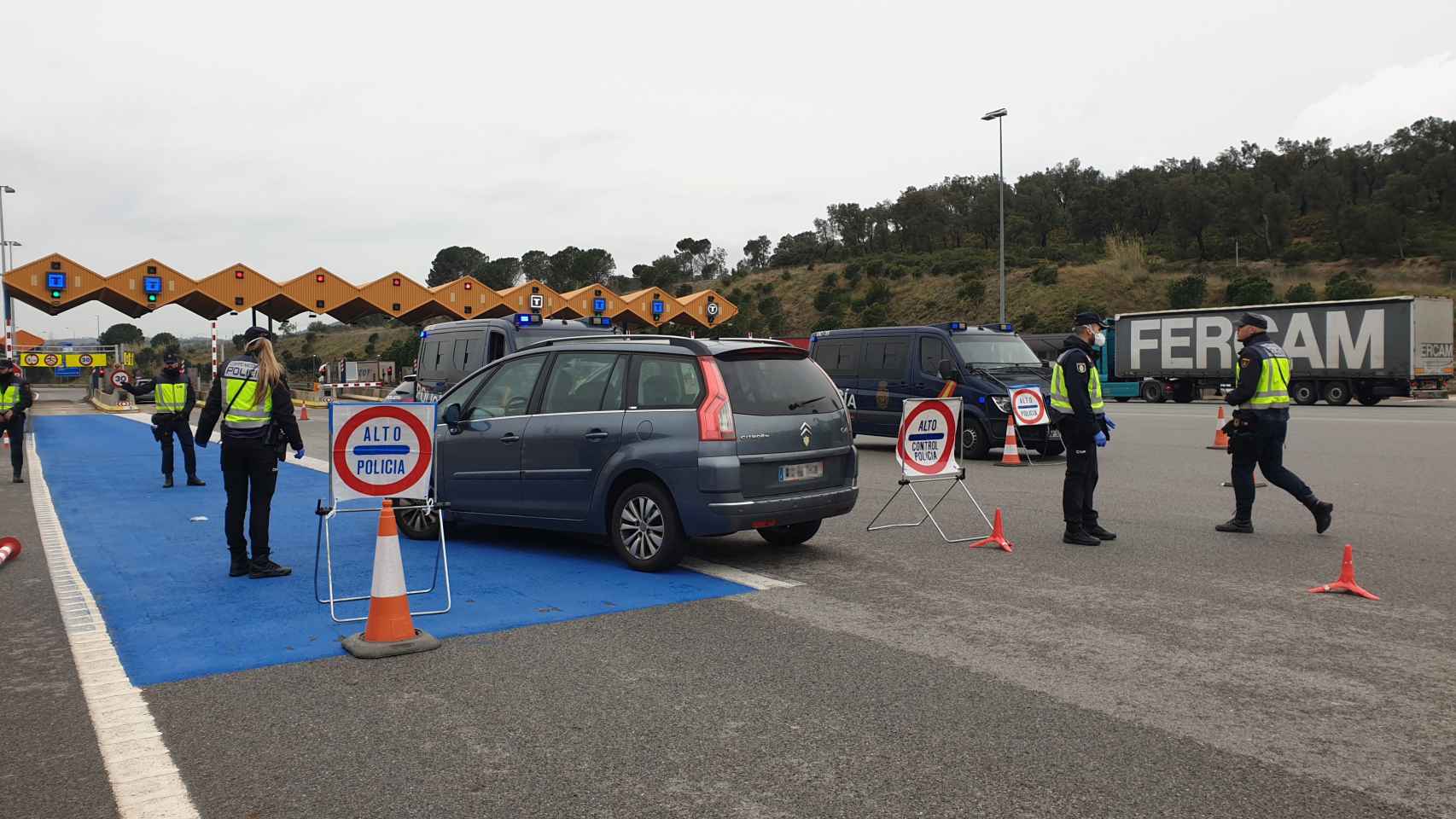 Efectivos de la Policía Nacional realizan controles en La Junquera, en la frontera con Francia