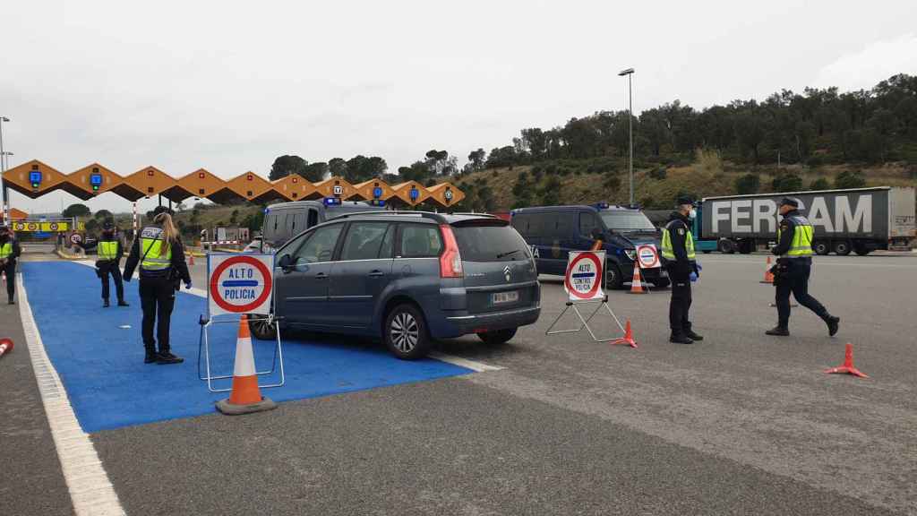 Efectivos de la Policía Nacional realizan controles en La Junquera, en la frontera con Francia