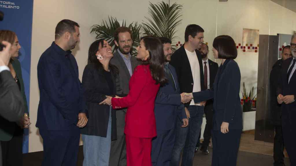 La reina Letizia y la ministra Diana Morant, saludando a su llegada a la inauguración del Tour del talento 2024, en Lleida