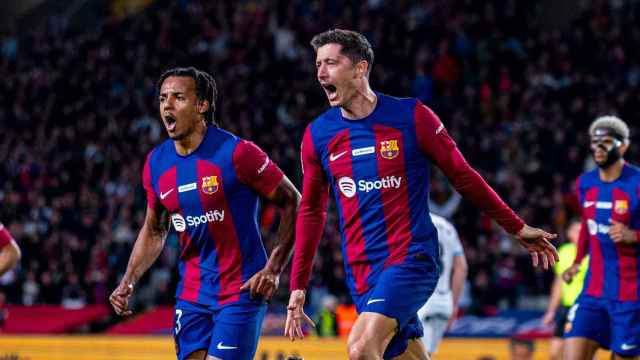 Lewandowski festeja un gol anotado con el Barça en Montjuïc
