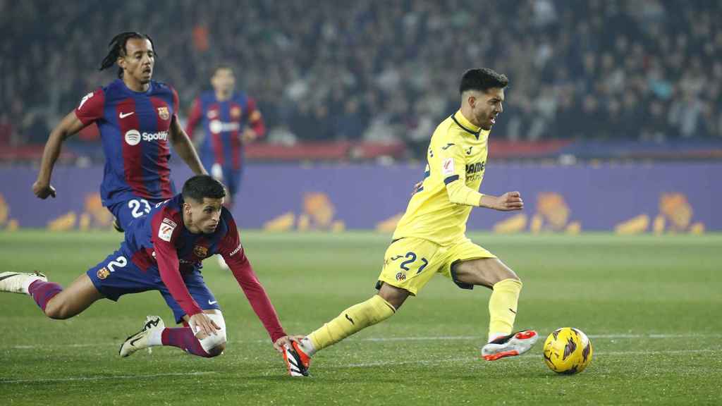 Ilias Akhomach supera a Joao Cancelo antes de anotar su gol