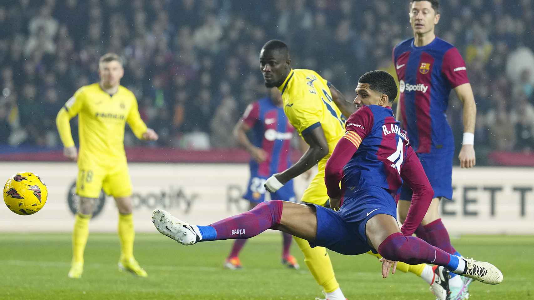 Ronald Araujo intenta rematar el balón en el Barça-Villarreal