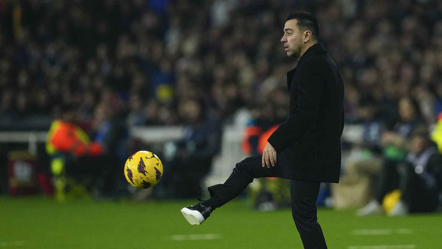 Xavi controla el balón durante la derrota del Barça contra el Villarreal