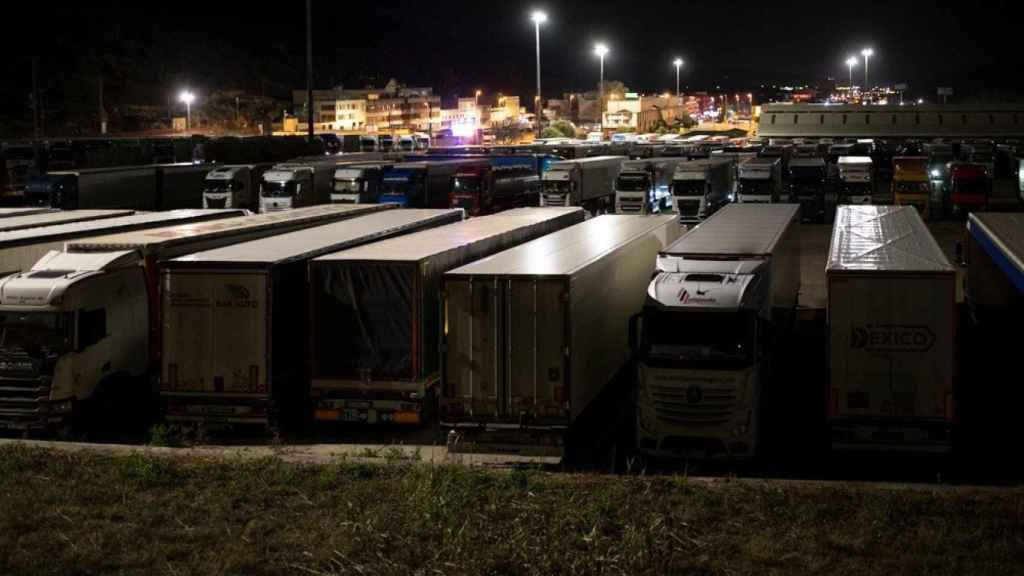 Transportistas esperando en áreas de servicio en La Jonquera a la espera de que se reabra el paso fronterizo de la AP-7 con La Jonquera