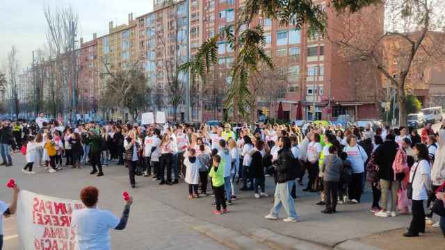 Manifestación de familias por el cese del equipo directivo este 26 de enero, con algunos centenares de personas