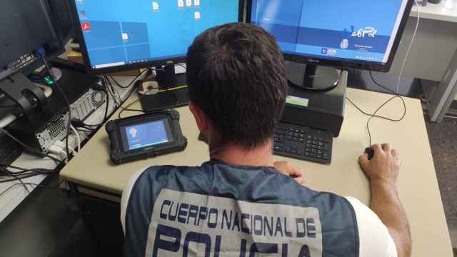 Un agente de la Policía Nacional contra la ciberdelincuencia