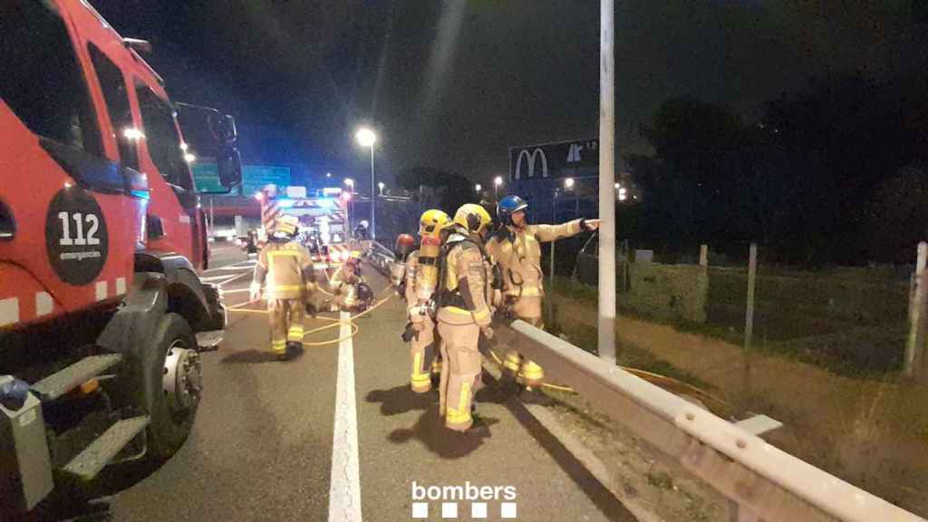 Los bomberos trabajan en el incendio de Esplugues junto a la Ronda de Dalt