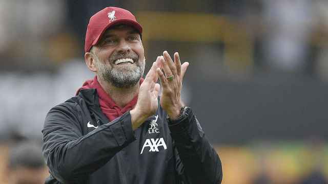 Jurgen Klopp sonríe por el apoyo de la afición del Liverpool