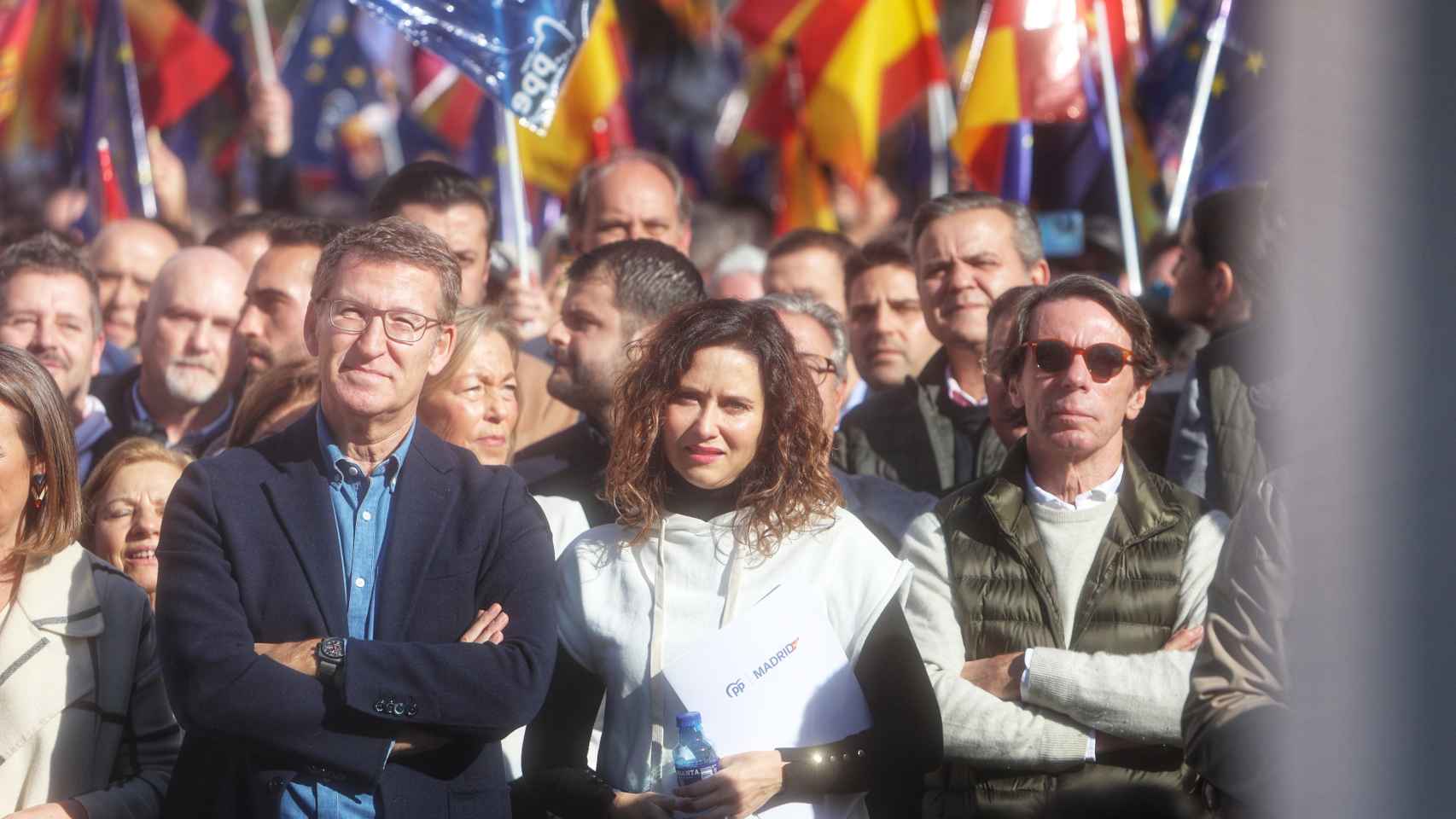 El presidente del Partido Popular, Alberto Núñez Feijóo, la presidenta de la Comunidad de Madrid, Isabel Díaz Ayuso, y el expresidente del Gobierno, José María Aznar, durante una manifestación convocada por el PP, a 28 de enero de 2024, en Madrid