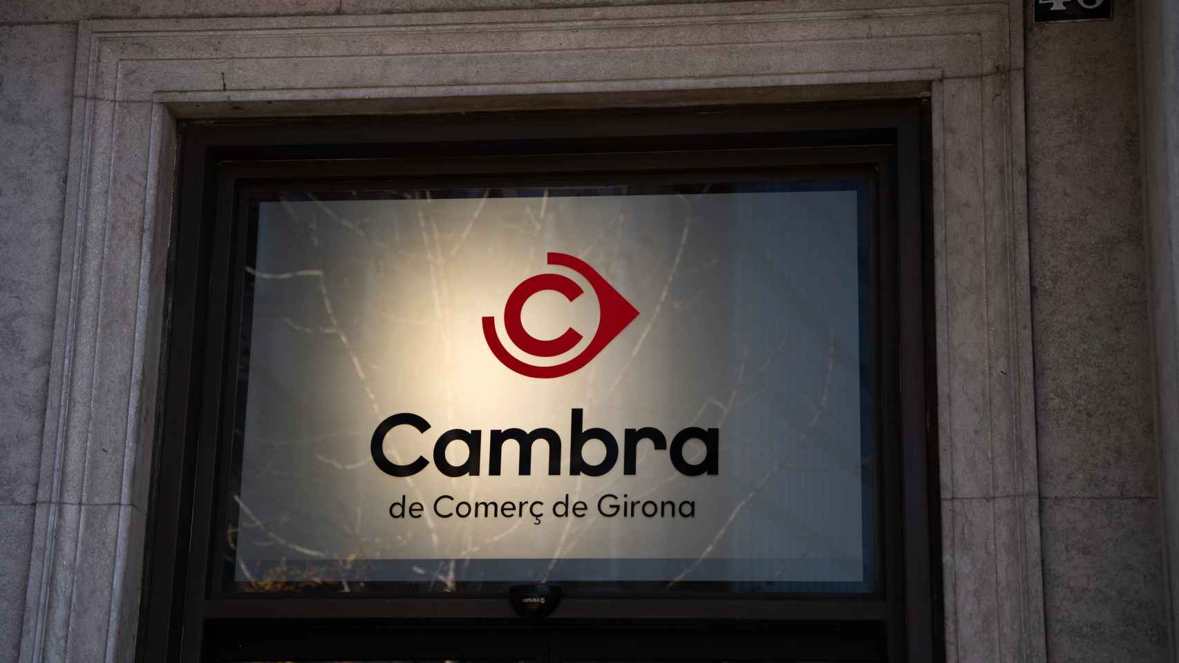 El logotipo de la Cámara de Comercio de Girona en la sede de la institución