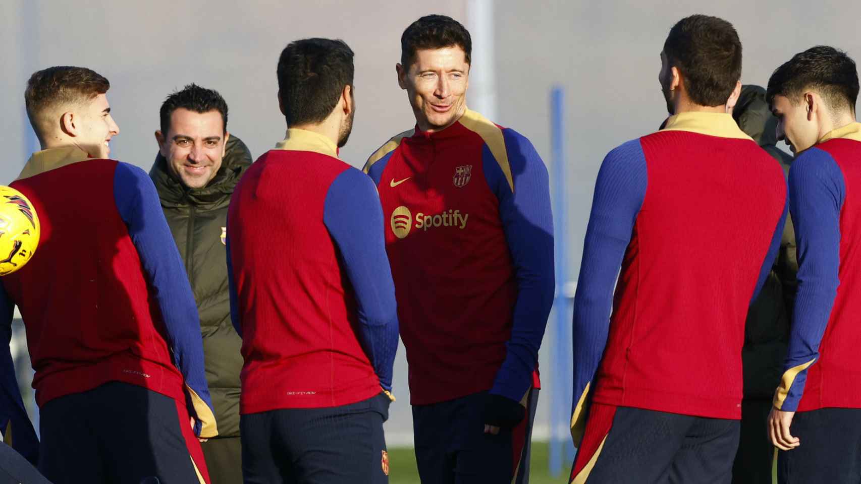 Robert Lewandowski, Xavi y varios jugadores del Barça, durante un entrenamiento