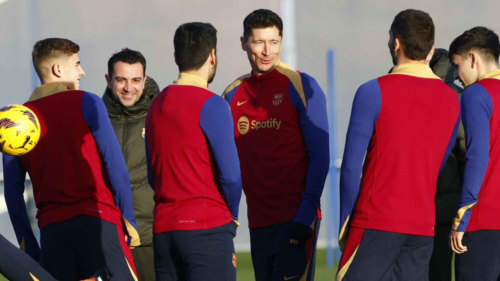 Robert Lewandowski, Xavi y varios jugadores del Barça, durante un entrenamiento