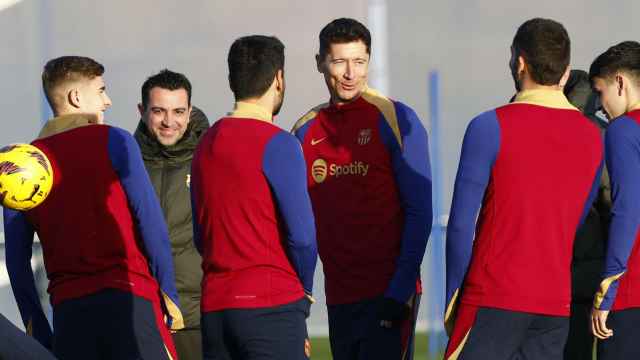 Robert Lewandowski, Xavi y varios jugadores del Barça, durante un entrenamiento