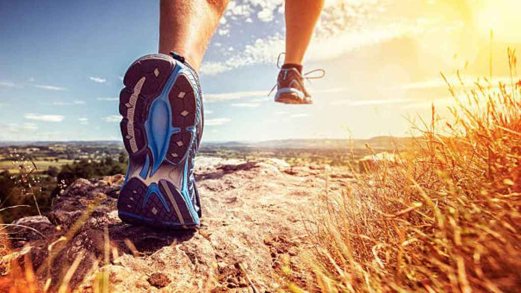 Imagen de un atleta en una carrera de montaña