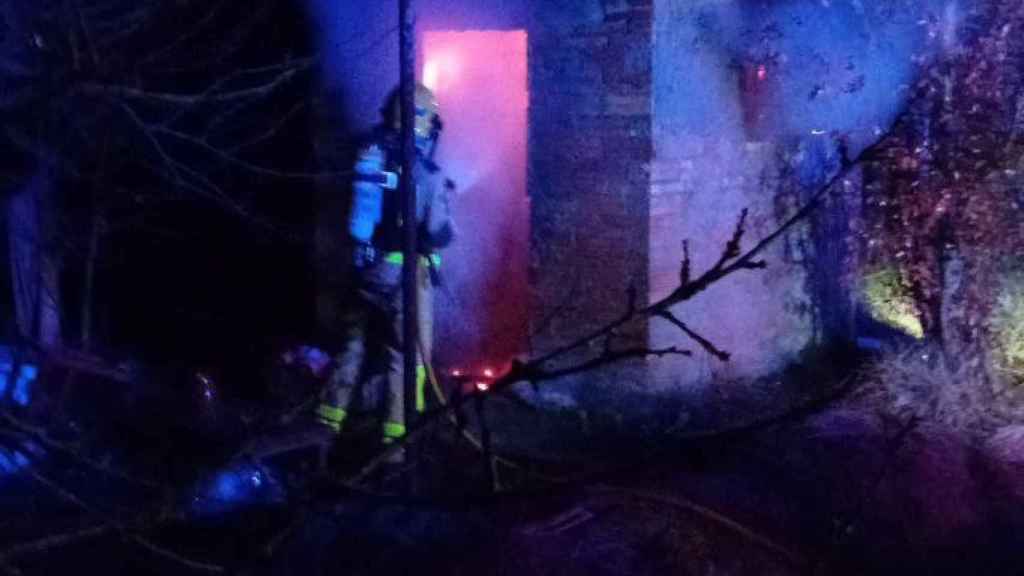 Bomberos apagan un incendio en Mollerussa