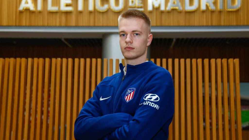 Arthur Vermeeren ya posa con la camiseta del Atlético de Madrid