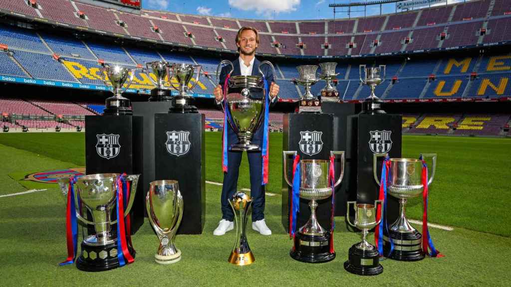 Ivan Rakitic, posando con los títulos que ganó en su etapa con el Barça