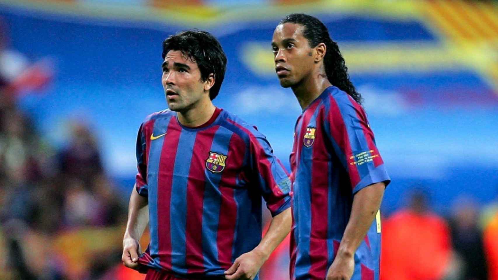 Deco, junto a Ronaldinho, en un partido con el Barça
