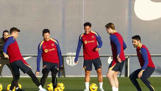 Robert Lewandowski y los jugadores del Barça, entrenando en la Ciutat Esportiva