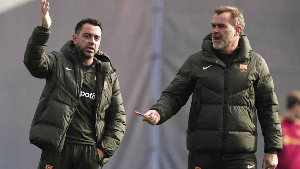 Xavi Hernández y su hermano Óscar dirigen un entrenamiento del Barça