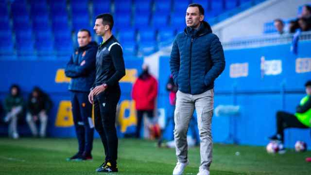 Rafa Márquez da indicaciones a los jugadores del Barça B en el partido contra la Real Sociedad