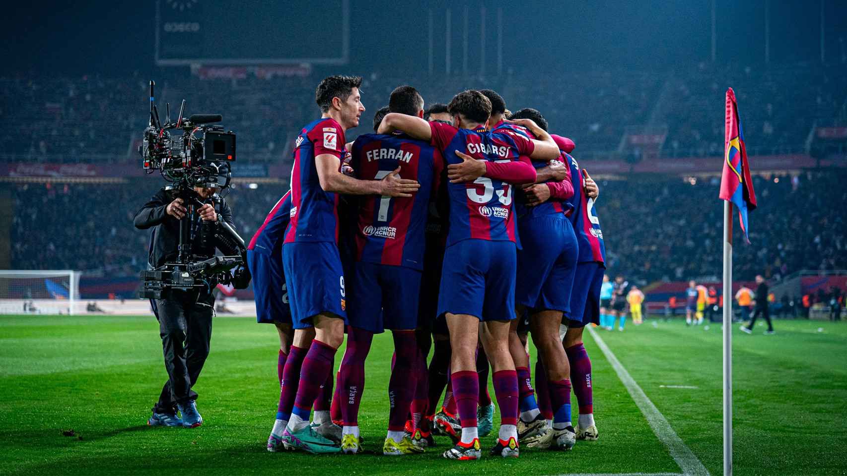 La cámara sigue el abrazo de los jugadores del Barça tras anotar un gol en Montjuïc