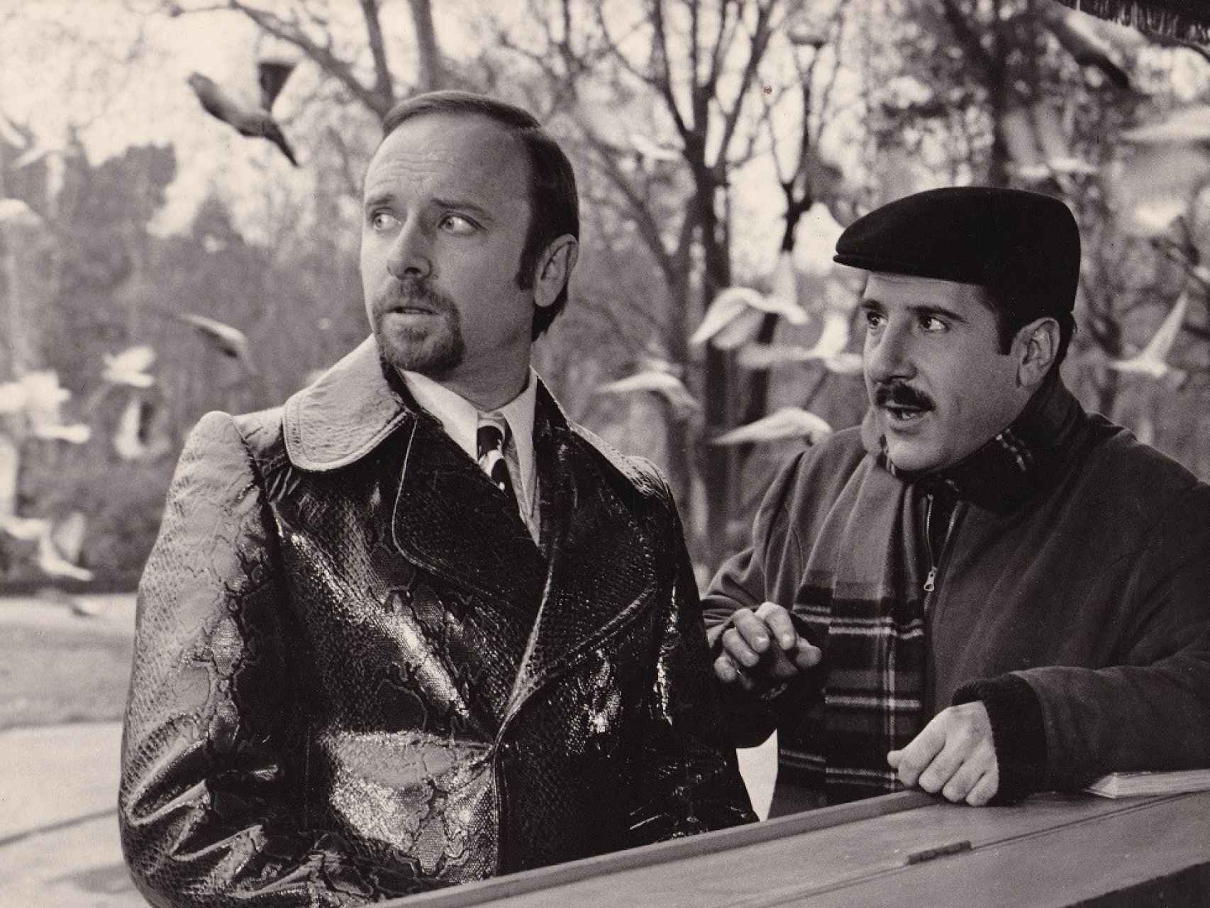 Manolo Summers y Alfredo Landa, en la película de Vicente Escrivá ‘Aunque la hormona se vista de seda’ (1971).