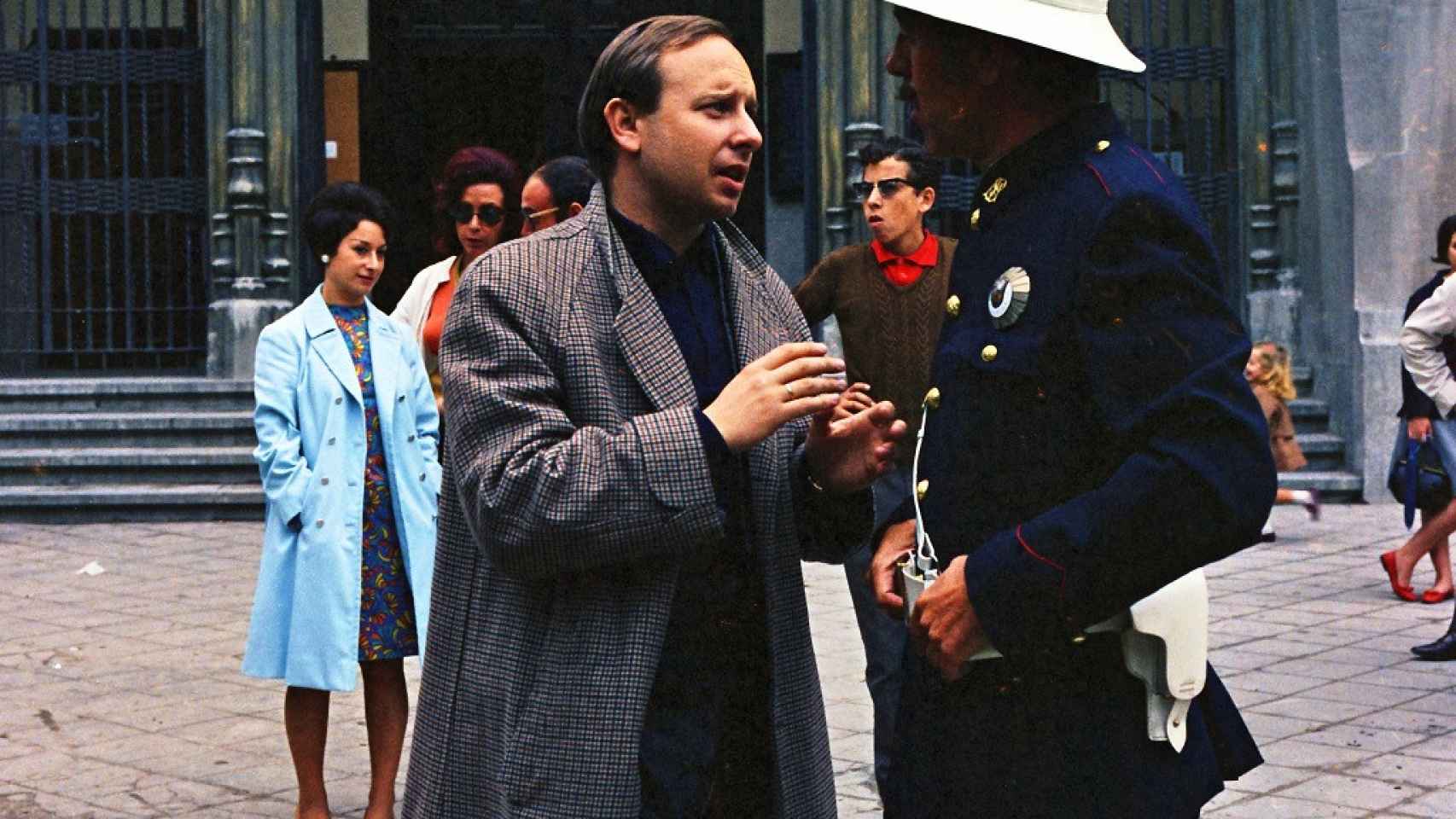 Summers y Luis García Berlanga, disfrazado de municipal, en ‘No somos de piedra’ (1968).