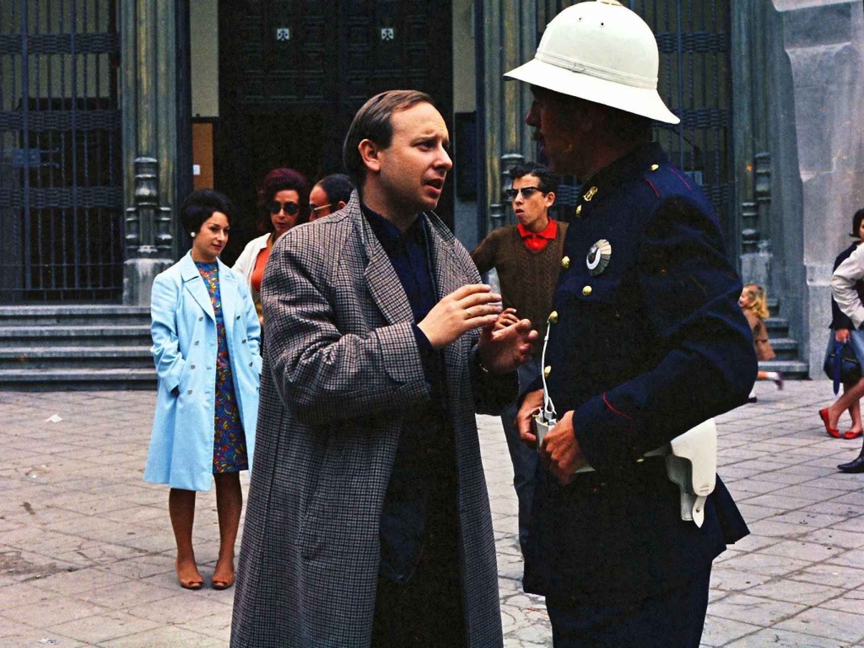 Summers y Luis García Berlanga, disfrazado de municipal, en ‘No somos de piedra’ (1968).