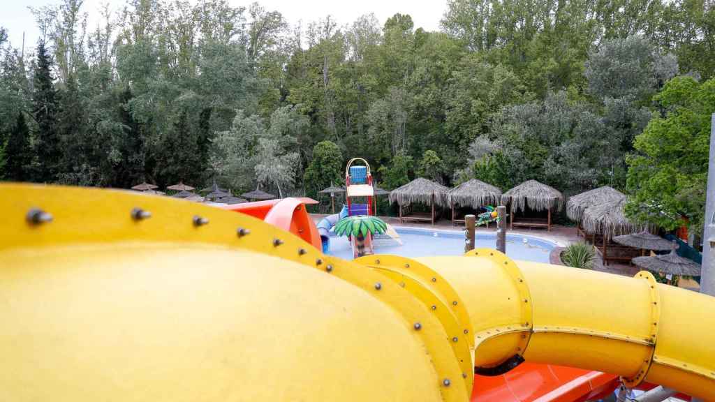 Piscina con toboganes de un cámping