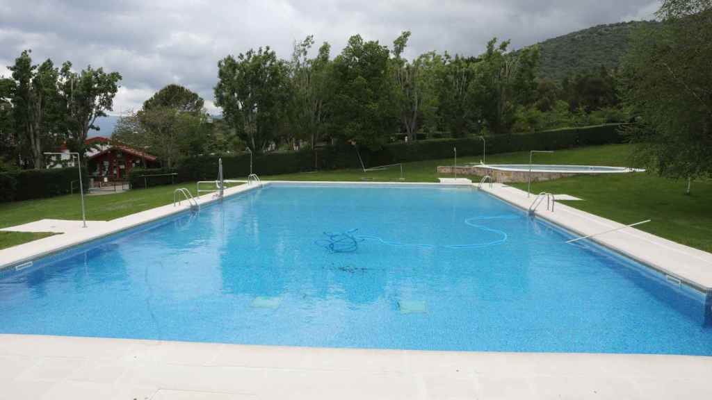 Piscina de un cámping, que este año se llenará con agua del mar ante la situación de sequía