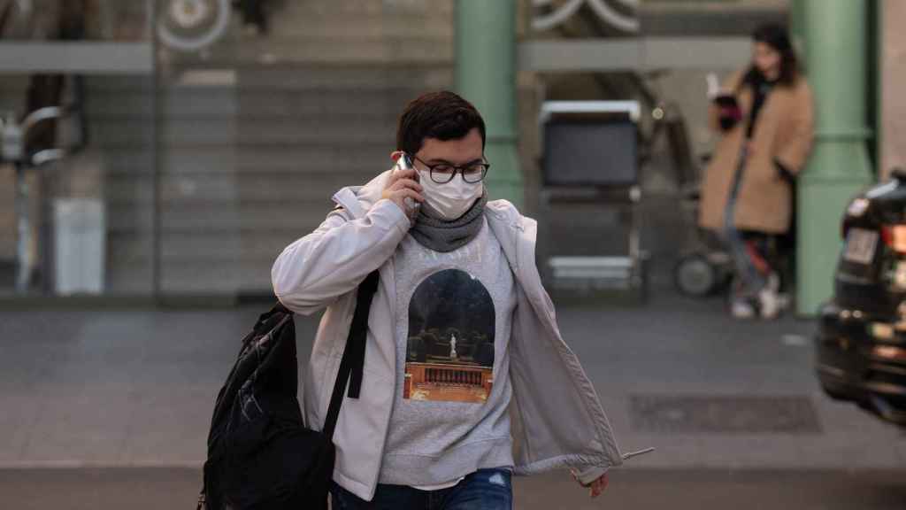 Varias personas con mascarillas, en el Hospital Clínic de Barcelona, a 8 de enero de 2024, en Barcelona