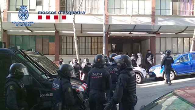 Agentes de los Mossos d'Esquadra durante el desalojo del instituto de la serie 'Merlí', okupado por una mafia georgiana