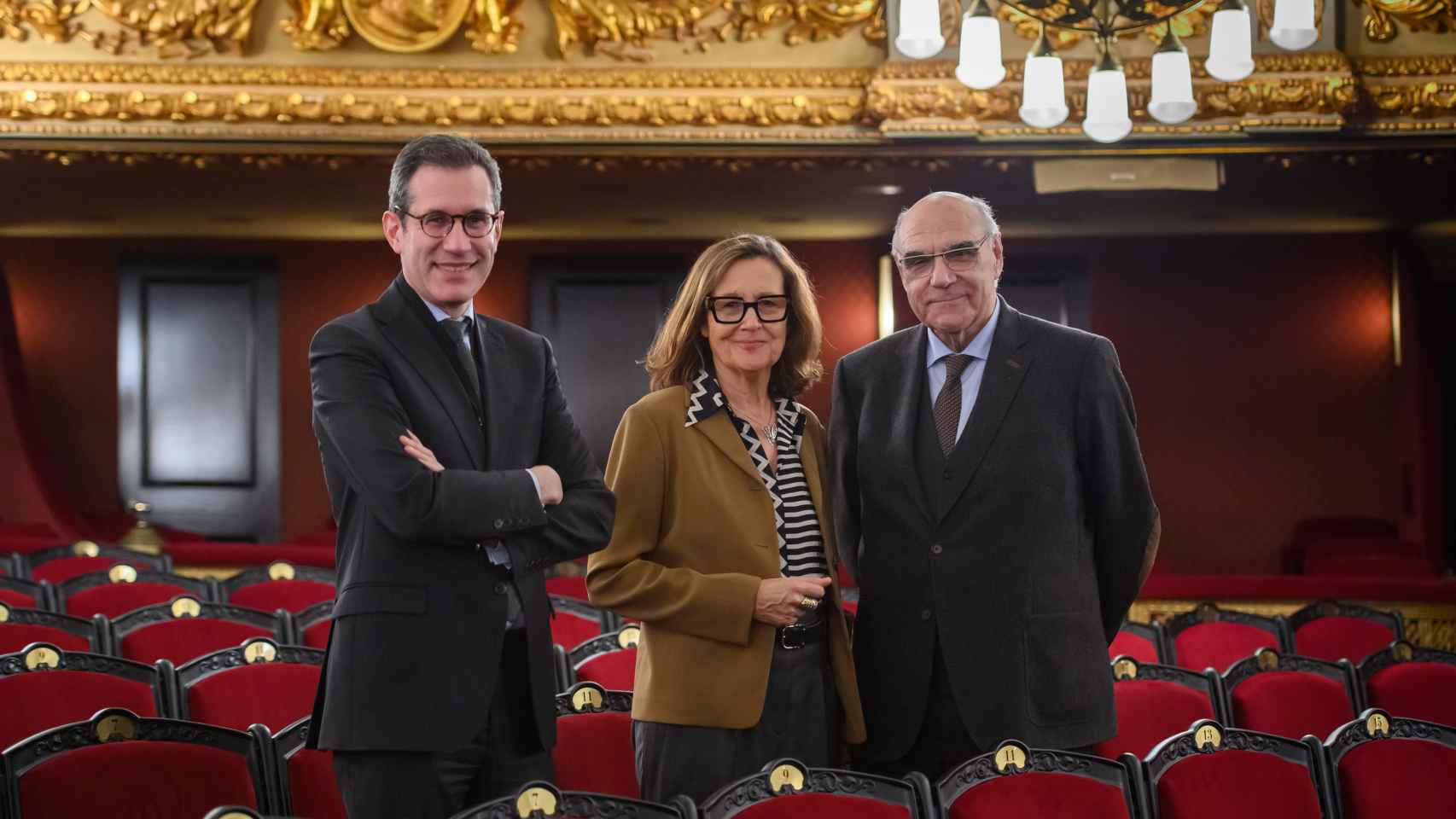 Helena Guardans junto al presidente del Liceu, Salvador Alemany (d), y el director del teatro, Valentí Oviedo (i)