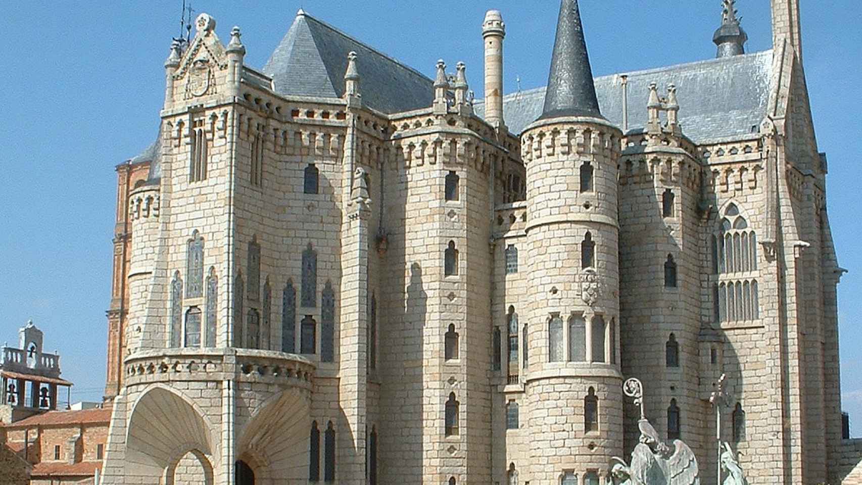 El Palacio Episcopal de Astorga está en León
