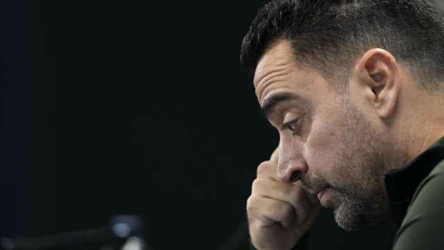 Xavi Hernández, pensativo durante una rueda de prensa del Barça