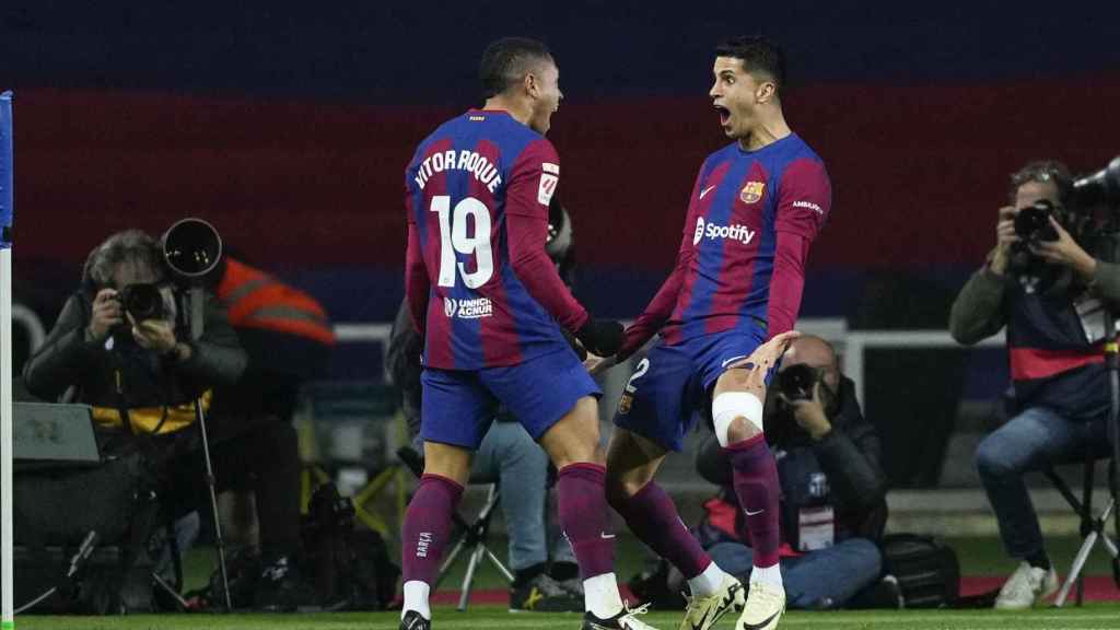 Vitor Roque y Cancelo celebran el gol del delantero brasileño a Osasuna