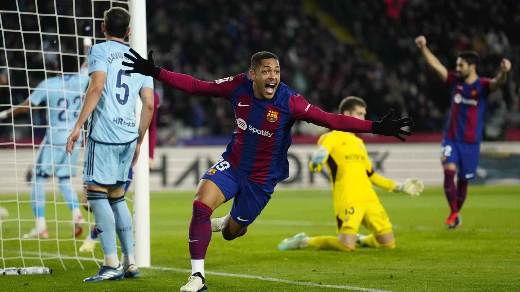 Vitor Roque celebra pletórico su primer gol con el Barça ante el Osasuna