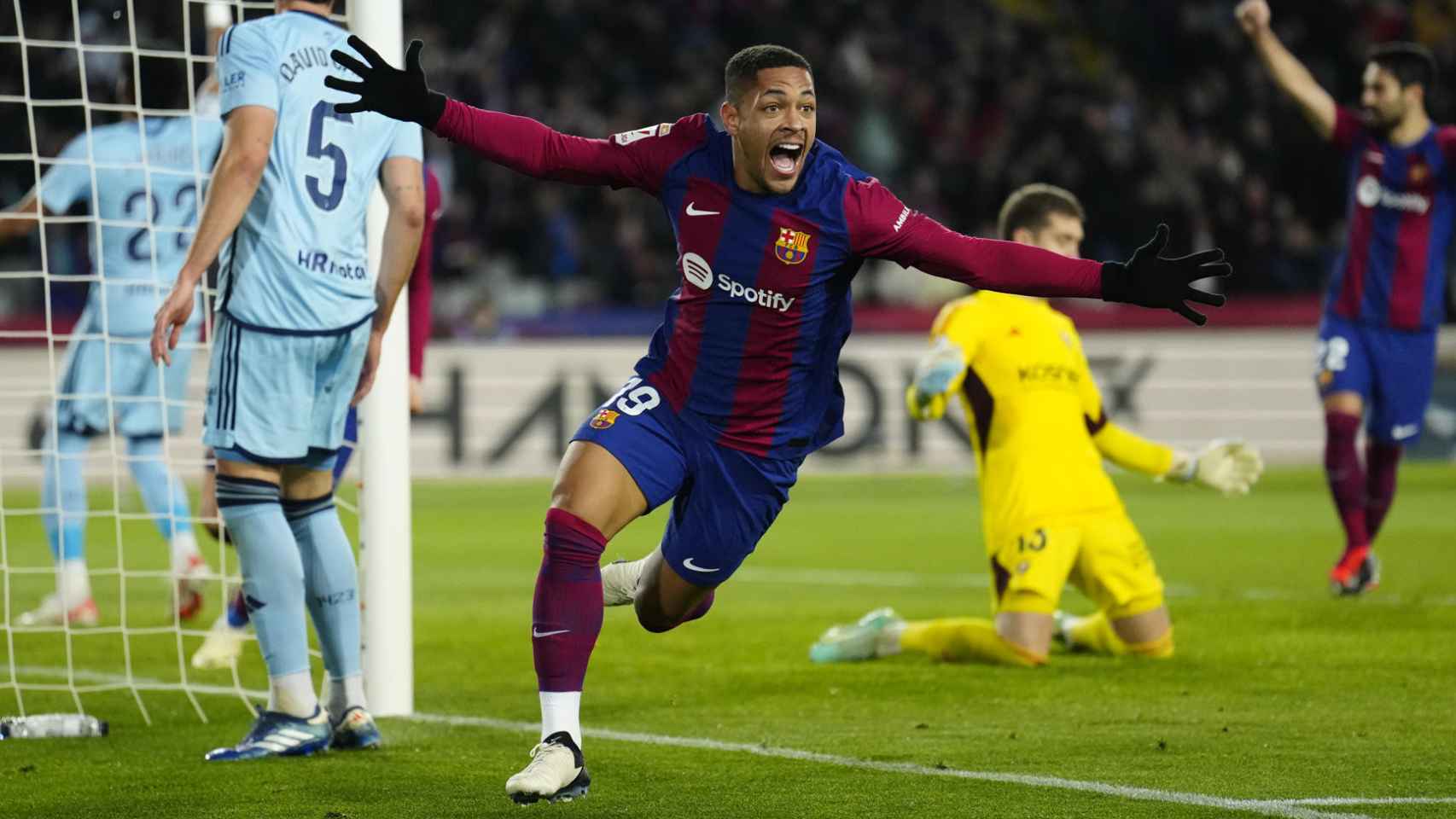 Vitor Roque celebra pletórico su primer gol con el Barça ante el Osasuna