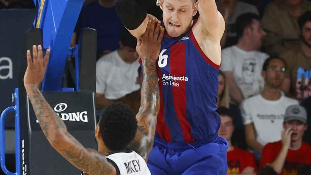 Jan Vesely machaca de espaldas al aro contra la Virtus Bolonia